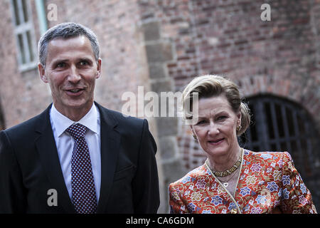 16 juin 2012 - Oslo, Oslo, Norvège - La Norvège est le premier ministre Stoltenberg et la reine Sonja vous attendent pour les Birmans pro-démocratie, AUNG SAN SUU KYI à l'entrée du château d'Akershus à Oslo, la Norvège comme Suu Kyi clié sa première visite diplomatique officielle hors de son pays après des années de ... Banque D'Images