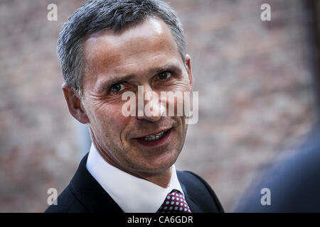 16 juin 2012 - Oslo, Oslo, Norvège - Norvège Le Premier ministre Stoltenberg vous attend pour les Birmans pro-démocratie, AUNG SAN SUU KYI à l'entrée du château d'Akershus à Oslo, la Norvège comme Suu Kyi clié sa première visite diplomatique officielle hors de son pays après ...ans de résidence surveillée. Elle vis Banque D'Images