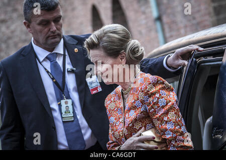 16 juin 2012 - Oslo, Oslo, Norvège - La Norvège est la reine Sonja arrive au château d'Akershus à Oslo pour rencontre le chef de l'opposition au Myanmar AUNG SAN SUU KYI, comme Suu Kyi clié sa première visite diplomatique officielle hors de son pays après 15 ans en résidence surveillée. Elle visite la Suisse, la Norvège, l'Irlande, Banque D'Images