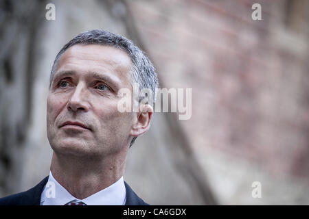 16 juin 2012 - Oslo, Oslo, Norvège - Norvège Le Premier ministre Stoltenberg vous attend pour les Birmans pro-démocratie, AUNG SAN SUU KYI à l'entrée du château d'Akershus à Oslo, la Norvège comme Suu Kyi clié sa première visite diplomatique officielle hors de son pays après ...ans de résidence surveillée. Elle vis Banque D'Images