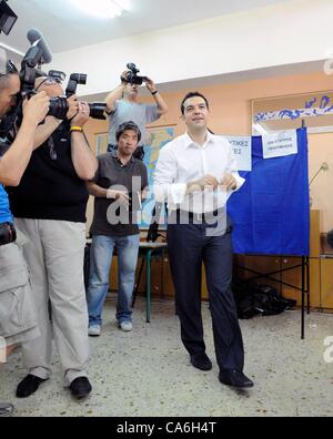 17 juin 2012 Grèce Athènes - élections en Grèce - Alexis Tsipras, chef de la Coalition de la gauche radicale (SYRIZA), voter à l'Urne dans une école de Kypseli, Athènes. Banque D'Images