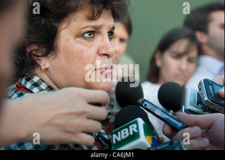 Le ministre de l'environnement brésilienne Isabel Teixera parle à la presse. Le Sommet des peuples à la Conférence des Nations Unies sur le développement durable (Rio +20), Rio de Janeiro, Brésil, 16 juin 2012. Photo © Sue Cunningham. Banque D'Images