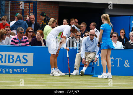 Queens Club, London, UK, 17 juin 2012 : David Nalbandian ARG blesse le juge de ligne mens des célibataires tour final match pendant Marin Cilic CRO contre David Nalbandian ARG sur jour 7 de l'Aegon Championships à Queen's Club. Nalbandian a ensuite été disqualifié Banque D'Images