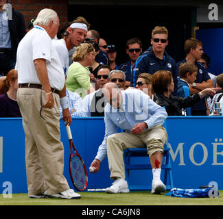 Queens Club, London, UK, 17 juin 2012. David Nalbandian ARG blesse le juge de ligne mens des célibataires tour final match pendant Marin Cilic CRO contre David Nalbandian ARG sur jour 7 de l'Aegon Championships à Queen's Club. Nalbandian a ensuite été disqualifié. Banque D'Images