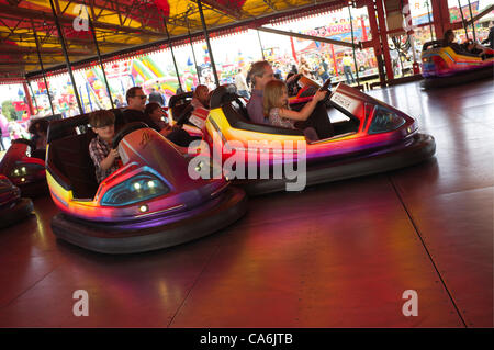 17 juin 2012, Wimbledon London,UK. Famille traditionnelle fête foraine. Les parents avec les enfants voyagent en auto-tamponneuses Dodgems. Banque D'Images