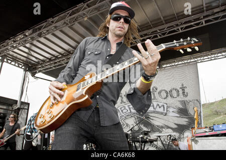 16 juin 2012 - Encinitas, CA, US - guitariste A APPELÉ SHIRLEY fonctionne à l'occasion de la 8e édition Philippe EVEN Bro-Am à Moonlight Beach, à Encinitas en Californie le 16 juin 2012...Â©Daniel Knighton/ZUMA Press (crédit Image : © Daniel Knighton/ZUMAPRESS.com) Banque D'Images