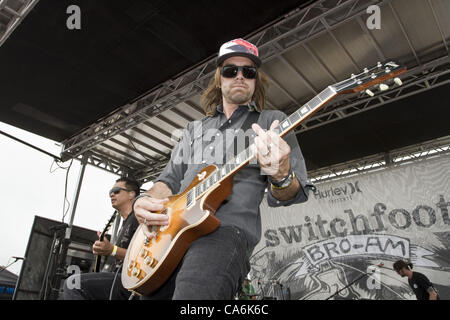 16 juin 2012 - Encinitas, CA, US - guitariste A APPELÉ SHIRLEY fonctionne à l'occasion de la 8e édition Philippe EVEN Bro-Am à Moonlight Beach, à Encinitas en Californie le 16 juin 2012...Â©Daniel Knighton/ZUMA Press. (Crédit Image : © Daniel Knighton/ZUMAPRESS.com) Banque D'Images