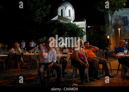 17 juin 2012 - Athènes, Grèce - Athéniens assis dehors et regarder les résultats des élections. Banque D'Images