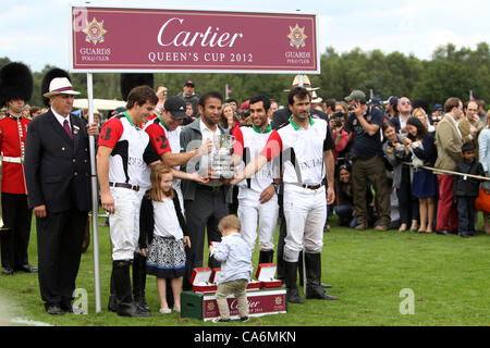 17.06.2012. Guards Polo Club, Windsor, Berkshire, Angleterre. L'équipe de Dubaï avec l'Tropy au Guards Polo Club - Le Cartier Queen's Cup 2012 Finale Banque D'Images