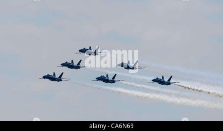 17 juin 2012 - Baltimore, Maryland, États-Unis - l'air et la mer près de Fort McHenry, unités d'effectuer le 17 juin 2012 dans le cadre d'Saialbration pour célébrer le bicentenaire de la guerre de 1812 et Francis Scott Key's Team Penning de l'hymne national. La manifestation, qui a rassemblé plus de 200 000 personnes, en vedette Banque D'Images