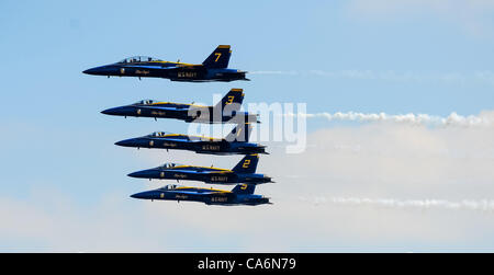 17 juin 2012 - Baltimore, Maryland, États-Unis - l'air et la mer près de Fort McHenry, unités d'effectuer le 17 juin 2012 dans le cadre d'Saialbration pour célébrer le bicentenaire de la guerre de 1812 et Francis Scott Key's Team Penning de l'hymne national. La manifestation, qui a rassemblé plus de 200 000 personnes, en vedette Banque D'Images