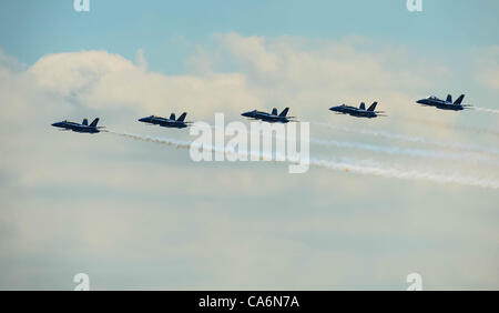 17 juin 2012 - Baltimore, Maryland, États-Unis - l'air et la mer près de Fort McHenry, unités d'effectuer le 17 juin 2012 dans le cadre d'Saialbration pour célébrer le bicentenaire de la guerre de 1812 et Francis Scott Key's Team Penning de l'hymne national. La manifestation, qui a rassemblé plus de 200 000 personnes, en vedette Banque D'Images