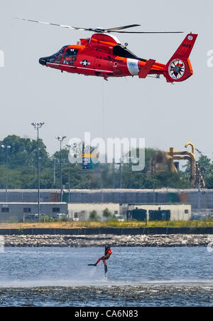 17 juin 2012 - Baltimore, Maryland, États-Unis - l'air et la mer près de Fort McHenry, unités d'effectuer le 17 juin 2012 dans le cadre d'Saialbration pour célébrer le bicentenaire de la guerre de 1812 et Francis Scott Key's Team Penning de l'hymne national. La manifestation, qui a rassemblé plus de 200 000 personnes, en vedette Banque D'Images