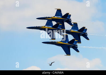 17 juin 2012 - Baltimore, Maryland, États-Unis - l'air et la mer près de Fort McHenry, unités d'effectuer le 17 juin 2012 dans le cadre d'Saialbration pour célébrer le bicentenaire de la guerre de 1812 et Francis Scott Key's Team Penning de l'hymne national. La manifestation, qui a rassemblé plus de 200 000 personnes, en vedette Banque D'Images