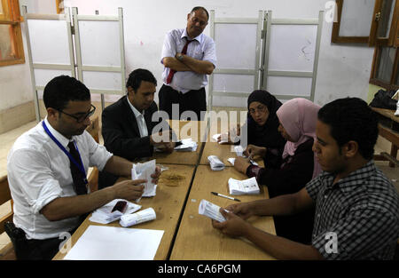 17 juin, 2012 - Le Caire, Le Caire, Égypte - nombre de travailleurs électoraux au cours de la deuxième journée des bulletins de vote de l'élection présidentielle en Égypte, à un bureau de scrutin au Caire le 17 juin 2012. Les Egyptiens ont commencé un anxieux attendent leur premier président librement élu le dimanche après deux jours de scrutin qui était de Banque D'Images