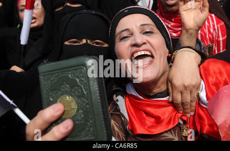 17 juin, 2012 - Le Caire, Le Caire, Égypte - des partisans du candidat à la présidence Mohammed Morsi et des Frères Musulmans égyptiens portent drapeaux lors de célébrations revendiquant la victoire sur la place Tahrir, Le Caire, Égypte, le lundi 18 juin 2012. Les Frères musulmans, a déclaré tôt lundi que son candidat, Mohammed Banque D'Images