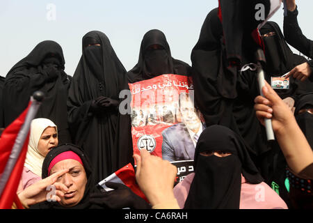 17 juin, 2012 - Le Caire, Le Caire, Égypte - des partisans du candidat à la présidence Mohammed Morsi et des Frères Musulmans égyptiens portent drapeaux lors de célébrations revendiquant la victoire sur la place Tahrir, Le Caire, Égypte, le lundi 18 juin 2012. Les Frères musulmans, a déclaré tôt lundi que son candidat, Mohammed Banque D'Images