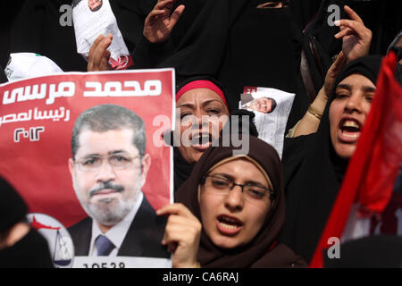 17 juin, 2012 - Le Caire, Le Caire, Égypte - des partisans du candidat à la présidence Mohammed Morsi et des Frères Musulmans égyptiens portent drapeaux lors de célébrations revendiquant la victoire sur la place Tahrir, Le Caire, Égypte, le lundi 18 juin 2012. Les Frères musulmans, a déclaré tôt lundi que son candidat, Mohammed Banque D'Images