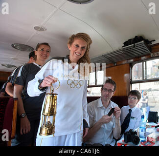 Lundi 18 juin2012. Professeur E. Kelly Williams et porteur de flambeau olympique porte le willyama vers le bas le train, au cours du voyage de Whitby à Pickering sur le North Yorkshire Moors railway train la Sir Nigel Gresley. Banque D'Images