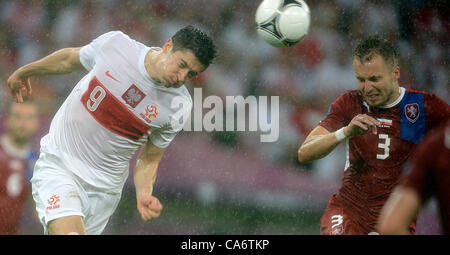 L'EURO 2012, football, Groupe A. Robert Lewandowski (POL) et Michal Kadlec (CZE - droite) pendant le match République tchèque contre la Pologne. Wroclaw, Pologne le 16 juin 2012. (Photo/CTK Katerina Sulova) Banque D'Images