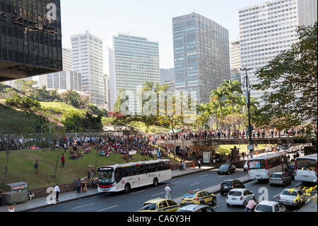 Un flux de populations autochtones et les femmes en mars pour protester contre la BNDES, la Banque nationale de développement du Brésil, du Sommet des peuples à la Conférence des Nations Unies sur le développement durable (Rio +20), Rio de Janeiro, Brésil, le 18 juin 2012. Photo © Sue Cunningham. Banque D'Images