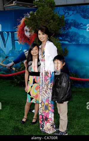 USA. Na Wen Ming aux arrivées pour BRAVE Première au Los Angeles Film Festival (LAFF), le Kodak Theater, Los Angeles, CA, 18 juin 2012. Photo par : Michael Germana/Everett Collection Banque D'Images