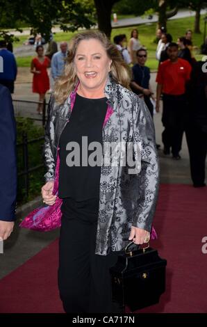 Kathleen Turner aux arrivées pour 50e anniversaire Théâtre Public Gala Al Pacino, Théâtre Delacorte, Central Park, New York, NY Le 18 juin 2012. Photo par : Derek Storm/Everett Collection Banque D'Images