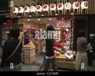 9 juin 2012 - Kyoto, Japon - 10 juin 2012 - Kyoto, Japon - marché Nishiki est une étroite rue commerçante connue pour les fruits de mer, cuisine, de produire et de collations. (Crédit Image : © David Poller/ZUMAPRESS.com) Banque D'Images