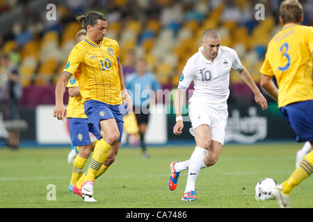 Zlatan Ibrahimovic (SWE), Karim Benzema (FRA), 19 juin 2012 - Football : UEFA EURO 2012 Groupe d match entre la Suède 2-o France au stade olympique de Kiev, Ukraine. (Photo par D. Nakashima/AFLO) [2336] Banque D'Images