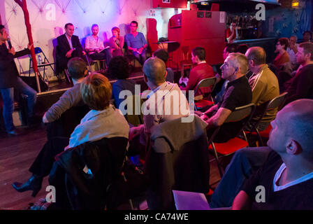 Paris, France, panel d'intervenants avec public, crise du sida, Réunion publique sur la stratégie de prévention des homosexuels, PrEP, IPERGAY, audience sur la « prophylaxie pré-exposition », conférencier public Banque D'Images