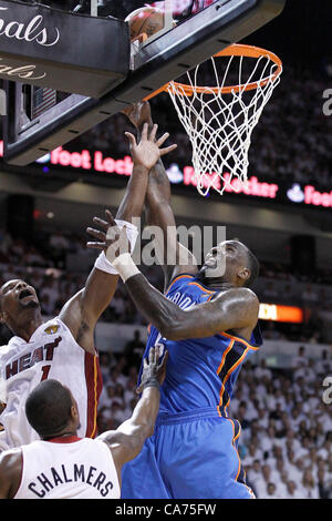 19.06.2012. Miami, Floride, USA. Oklahoma City Thunder center Kendrick Perkins (5) vaut pour le désarmement sur Miami Heat Chris Bosh avant d'alimentation (1) au cours du premier trimestre de 2012 Jeu 4 de la Finale NBA, Thunder à la chaleur, à l'American Airlines Arena, Miami, Floride, USA. Banque D'Images