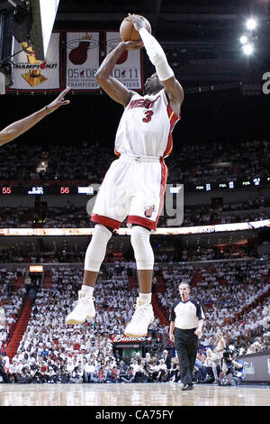 19.06.2012. Miami, Floride, USA. Miami Heat shooting guard Dwyane Wade (3) prend un jumpshot pendant le Miami Heat 104-98 victoire sur l'Oklahoma City Thunder, dans le jeu 4 de la finale 2012, à l'American Airlines Arena, Miami, Floride, USA. Banque D'Images