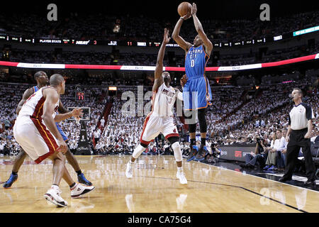 19.06.2012. Miami, Floride, USA. Oklahoma City Thunder meneur Russell Westbrook (0) prend un jumpshot tir au Miami Heat guard Dwyane Wade (3) au cours du premier trimestre de 2012 Jeu 4 de la Finale NBA, Thunder à la chaleur, à l'American Airlines Arena, Miami, Floride, USA. Banque D'Images
