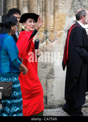 Oxford, UK. Le mercredi 20 juin 2012. Daw Aung San Suu Kyi salue la foule après l'Encaenia au cours de laquelle elle a reçu le titre honorifique de docteur en droit civil par l'Université d'Oxford d'où elle sort diplômée en 1969 en reconnaissance de sa lutte pour la démocratie en Birmanie. Aung San Suu Kyi est président de la Ligue nationale pour la démocratie et membre du parlement birman. Elle détient le diplôme nouvellement attribués dans sa main gauche. Banque D'Images