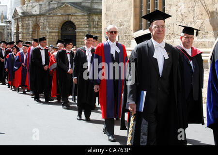 Oxford, UK. Le mercredi 20 juin 2012. Oxford. La traditionnelle procession Encaenia. Encaenia est la cérémonie au cours de laquelle l'Université d'Oxford awards des diplômes honorifiques à distinguer les hommes et les femmes et commémore ses bienfaiteurs. Banque D'Images