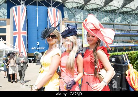 Le 20 juin 2012. Ascot, UK. Mesdames posent sur la deuxième journée du Royal Ascot à Ascot Racecourse. Banque D'Images