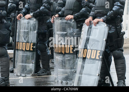 Les troupes de choc de l'armée de manifestants face - populations autochtones, le mouvement du peuple sans terre (MST) et contre les manifestants de barrage parmi d'autres groupes de la société civile - en face de la conférence des Nations Unies Riocentro. Les manifestants sont gardés hors de portée de voix et invisible à la conférence des Nations Unies. La Conférence des Nations Unies sur le développement durable (Rio +20), Rio de Janeiro, Brésil, le 20 juin 2012. Photo © Sue Cunningham. Banque D'Images