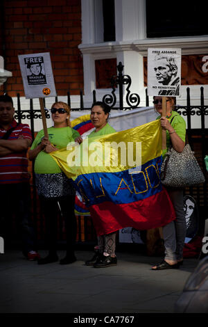 Les manifestants à l'extérieur de l'ambassade équatorienne soutenant le fondateur de Wikileaks Julian Assange s'il demande l'asile à l'intérieur de l'ambassade. Londres, Royaume-Uni. 20 Juin, 2012. Banque D'Images