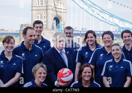 Londres, Royaume-Uni. 20 Juin 2012 : à l'extérieur de l'Hôtel de ville et avec le Tower Bridge en arrière-plan, Maire de Londres, Boris Johnson, avec la nouvelle Londres 2012 GO et masculine de volleyball assis des équipes, la première fois que la Grande-Bretagne aura à la fois les hommes et les femmes représentaient des équipes aux Jeux Paralympiques. © Stephen Chung Banque D'Images