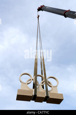 L'anneau olympique 2012 sculpture arrive sur le lieu de l'arrondissement de voile olympique de Weymouth, Dorset, UK. 20/06/2012 PHOTO PAR DORSET MEDIA SERVICE Banque D'Images