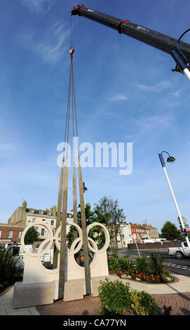 L'anneau olympique 2012 sculpture arrive sur le lieu de l'arrondissement de voile olympique de Weymouth, Dorset, UK. 20/06/2012 PHOTO PAR DORSET MEDIA SERVICE Banque D'Images