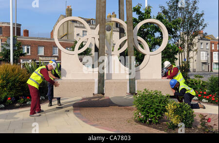 L'anneau olympique 2012 sculpture arrive sur le lieu de l'arrondissement de voile olympique de Weymouth, Dorset, UK. 20/06/2012 PHOTO PAR DORSET MEDIA SERVICE Banque D'Images