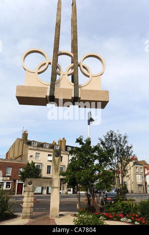 L'anneau olympique 2012 sculpture arrive sur le lieu de l'arrondissement de voile olympique de Weymouth, Dorset, UK. 20/06/2012 PHOTO PAR DORSET MEDIA SERVICE Banque D'Images