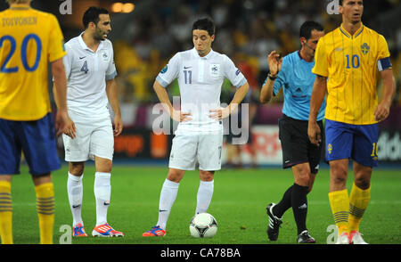 19.06.2012. Kiev, Ukraine. France's Samir Nasri (C) et Adil Rami à dispondent après la Suède a marqué pendant l'UEFA EURO 2012 GROUPE D match de foot de la Suède contre la France au NSC Olimpiyskiy Stade Olympique de Kiev, Ukraine Banque D'Images