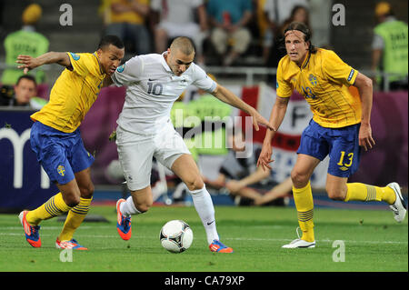 (L-R) Martin Olsson (SWE), Karim Benzema (FRA), Jonas Olsson (SWE), 19 juin 2012 - Football : UEFA EURO 2012 Groupe d match entre la Suède à la France 2-0 Stade Olympiyskiy à Kiev, Ukraine. (Photo par aicfoto/AFLO) Banque D'Images