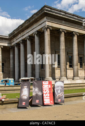 20/06/2012, Londres, Royaume-Uni. 'Missing' est une campagne de sensibilisation qui vise à sensibiliser le public à la nécessité de retourner les sculptures du Parthénon à Athènes. Les sculptures sont généralement connus comme les marbres d'Elgin et ont été supprimés du Parthénon par Lord Elgin environ 200 ans auparavant. Manque, c'est une initiative développée par le Comité américain pour la réunification de sculptures du Parthénon, Inc. (ACRPS) La campagne a été présenté au public le 20 juin 2012, à un rassemblement organisé à l'extérieur du British Museum. La campagne publicitaire a été l'idée de Konstantine Konstantine de Vaxevaneris et partenaires. Banque D'Images