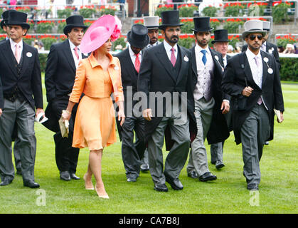 21.06.12 Ascot, Windsor, Royaume-Uni. Suis Sheikh Mohammed Rashid Al Maktoum et sa femme H R H La princesse Haya de Jordanie avec entourage à Ascot Racecourse sur Mesdames jour. Banque D'Images