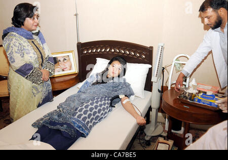 L'Asifa Bhutto Zardari, fille du président Asif Ali Zardari, fait un don de sang à l'occasion, Cinquante-neuf anniversaire Anniversaire de Président PPP Benazir Bhutto, lors de la cérémonie tenue à Aiwan-e-Sadr à Islamabad le jeudi 21 juin, 2012. Banque D'Images
