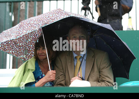 UK. 21.06.2012 Stoke Park, Buckinghamshire, Angleterre. Les Tennis 2012 Boodles. Les spectateurs s'abriter sous un parapluie quelques instants avant que Andy Murray (GBR) et Novak Djokovic (SRB) sont dus sur cour. Banque D'Images