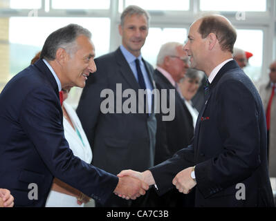 Le prince Edward, comte de Wessex, ouvre officiellement le nouveau Collège Budmouth à Weymouth, Dorset, Angleterre. David Akers, Principal gauche.21/06/2012 Photo par : DORSET MEDIA SERVICE Banque D'Images